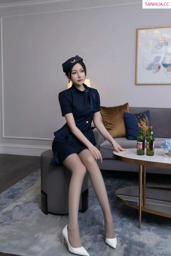 鱼子酱fish  [XiuRen]高清写真图 2025.04.11 No.10142 鱼子酱Fish 空姐制服第9张图片